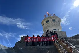 上海轻音乐团登上“最高舞台”，为驻守边疆的战士送上温暖和祝福图片