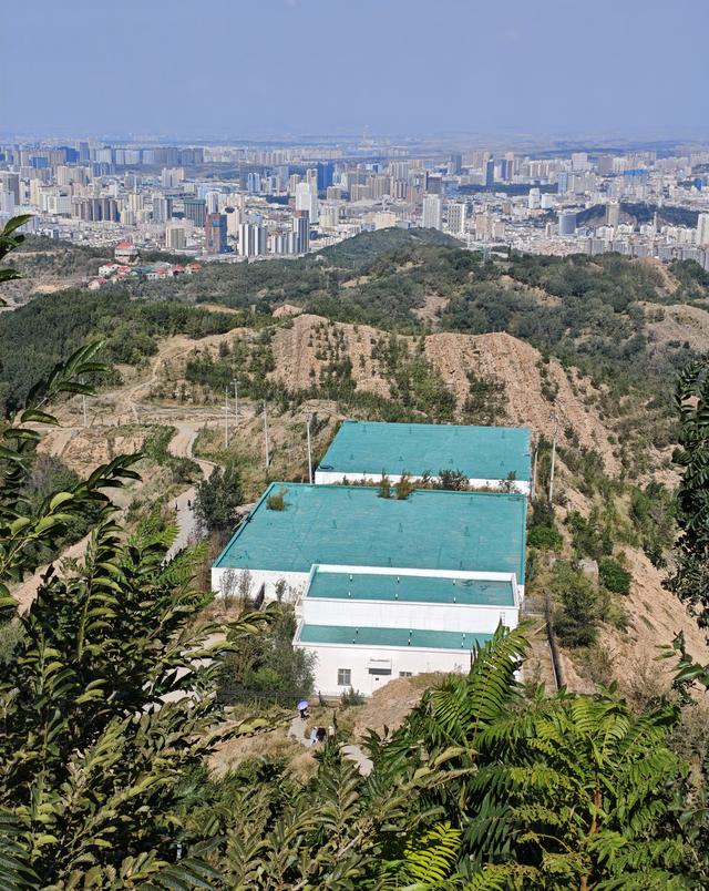 乌市高山路云满台新变化，新挂了红色牌子，玻璃栈道观景台视野好