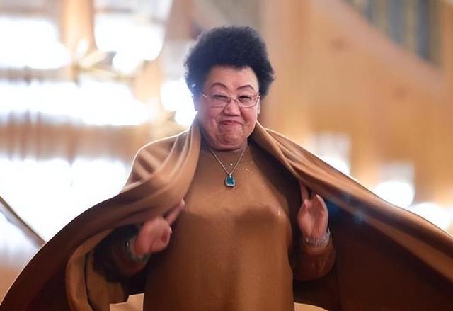 迟重瑞也没想到，被嫌年纪大的妻子陈丽华，如今给他这么大的回报