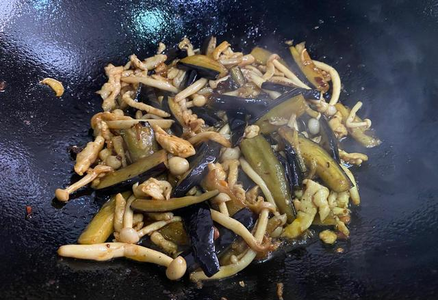 家常茄子煲｜鲜香入味	，一锅搞定下饭菜，连汤汁都能拌光三碗饭！