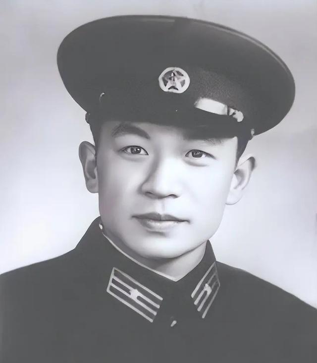 迟浩田将军的夫人有多美？1956年结婚照，妻子容貌出众，善良温顺