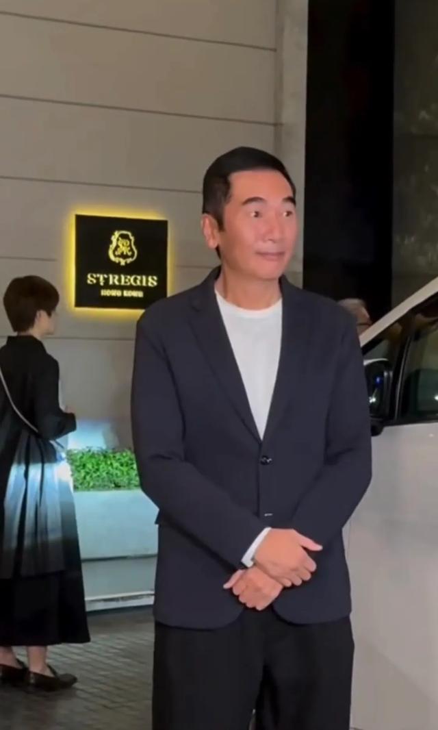 这一夜,傅鹏程成了杨受成的宾客,温碧霞很娇俏,吕良伟夫妻恩爱