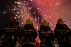 烟花下的消防员：有一种坚守，叫背对繁华图片