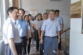 江苏省广播电视总台领导到江苏传媒学校看望慰问教师图片