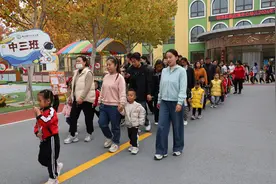 秋收冬藏——利津县陈庄镇中心幼儿园开展农耕趣味嘉年华运动会亲子活动图片