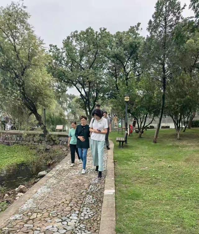 姚明和女儿现身苏州老家，感觉他们俩不怎么像，特别是走路的样子