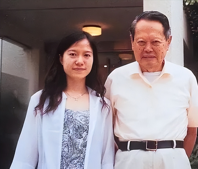 杨振宁去世才48小时，令人恶心的一幕出现了，杨振宁助理曾辟谣
