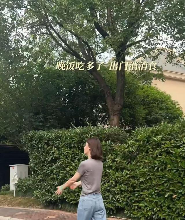 私生活混乱？遭央视“开除”？被传与小尼结婚的她，现状究竟如何