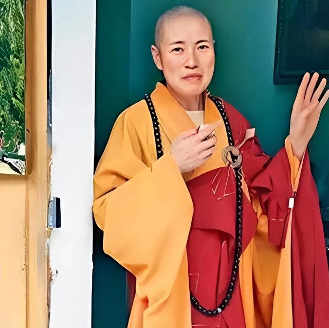 风流尼姑释智定：白天念经晚上夜店，东窗事发时，屋里还藏着假发