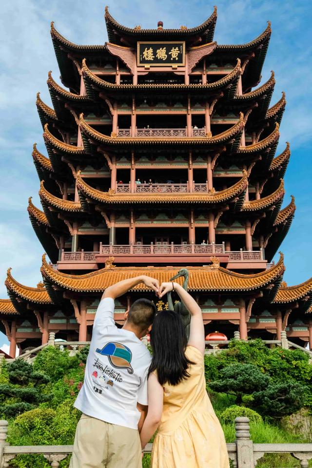 武汉文旅集团“超级文旅日”｜“七夕”版黄鹤楼上线