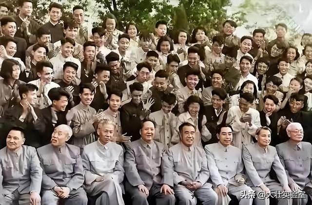 李鹏总理与女儿在一起的罕见留影，笑容灿烂喜笑颜开，温暖又温馨