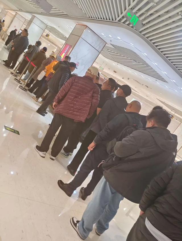 黄金暴跌夜，排队的人比鬼片还刺激