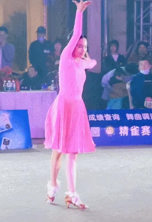 49岁马伊琍没想到，辛苦养大的17岁女儿文君竹，早为亲爹文章争光