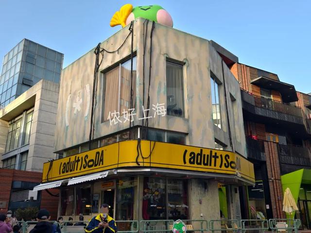 出片率100%！上海人都在找这个“限定露台”！这条“银杏大道”好拍又好吃！