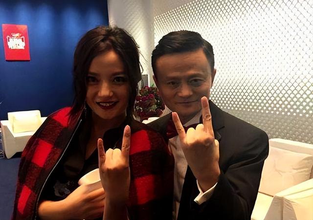 封杀4年后，49岁赵薇又有消息，因胃癌去世传闻5个月前就真相大白