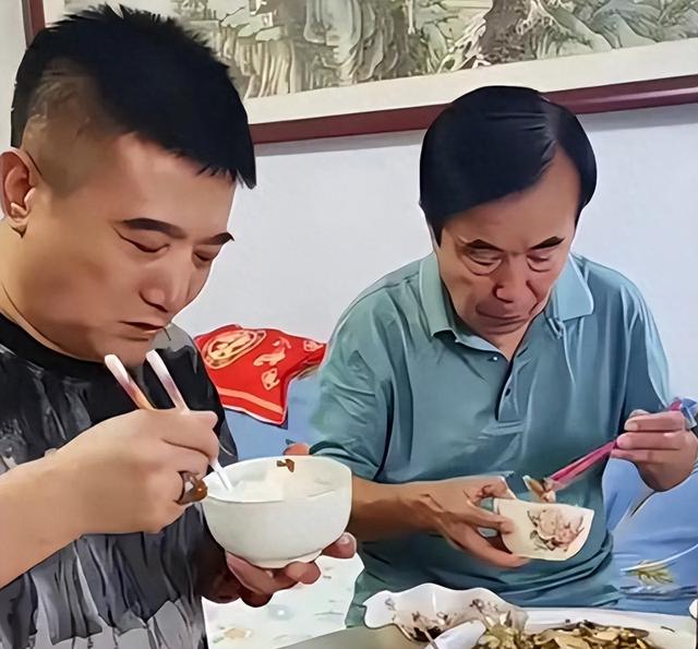 哭穷风波刚9天	，何庆魁儿子曝闫学晶猛料被扒，77岁老父亲被牵连