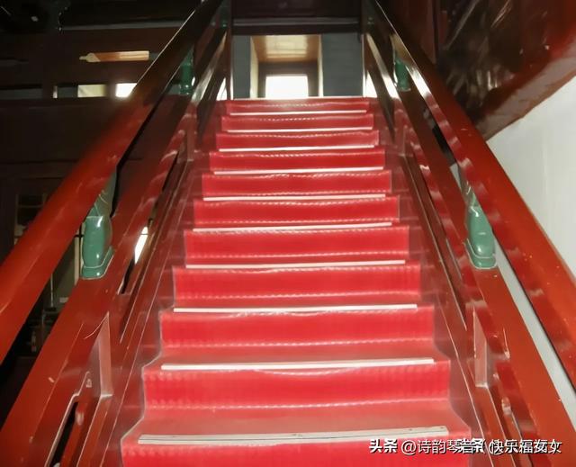 俯仰古今，一眼怀古	，一眼繁华——登明城墙角楼