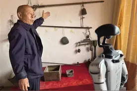 AI机器人走进什川古梨园！为游客提供了“可看、可玩、可参与”的新奇体验图片