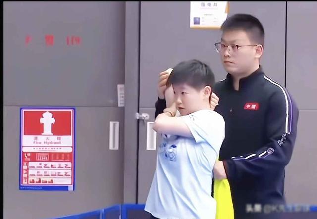 孙颖莎出征亚锦赛，体能师终于跟队，背后藏着什么秘密？