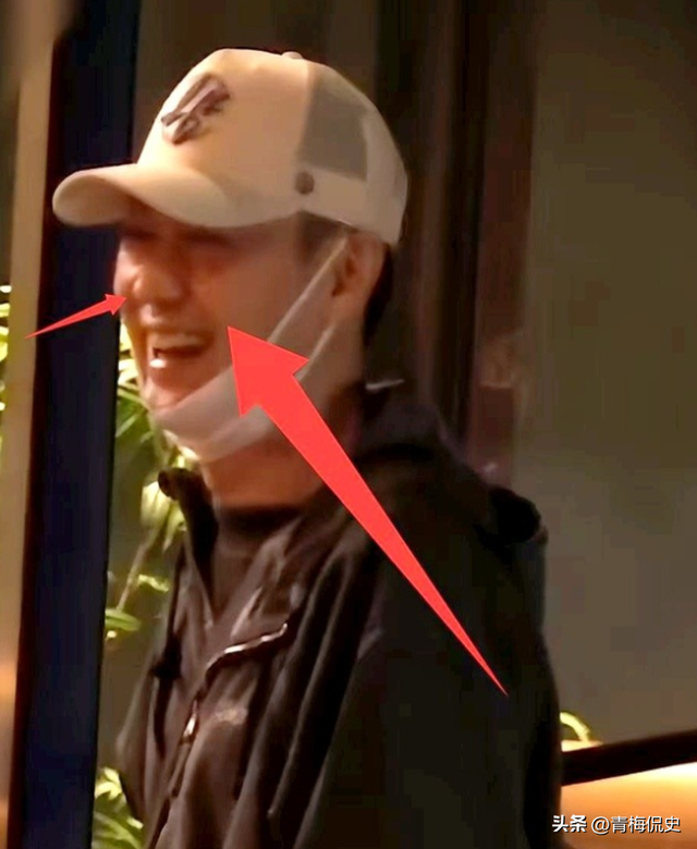 辛柏青近况曝光：和朋友聚餐大笑，身边美女引争议，一举动败好感