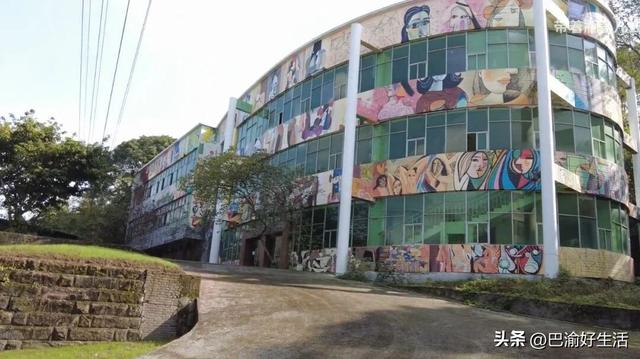 破防了！重庆大山里荒废的中专校园，原来是父母辈真正的“985”