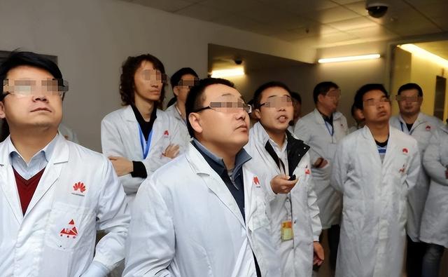 一个都跑不掉！华为600万年薪高管，带13人偷芯片，如今下场解气