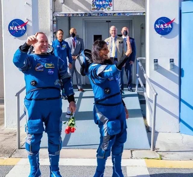 美俄宇航员并肩飞天，共赴空间站，航天合作未受地面局势影响