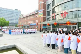 郑州市第七人民医院举行迎国庆升国旗仪式图片