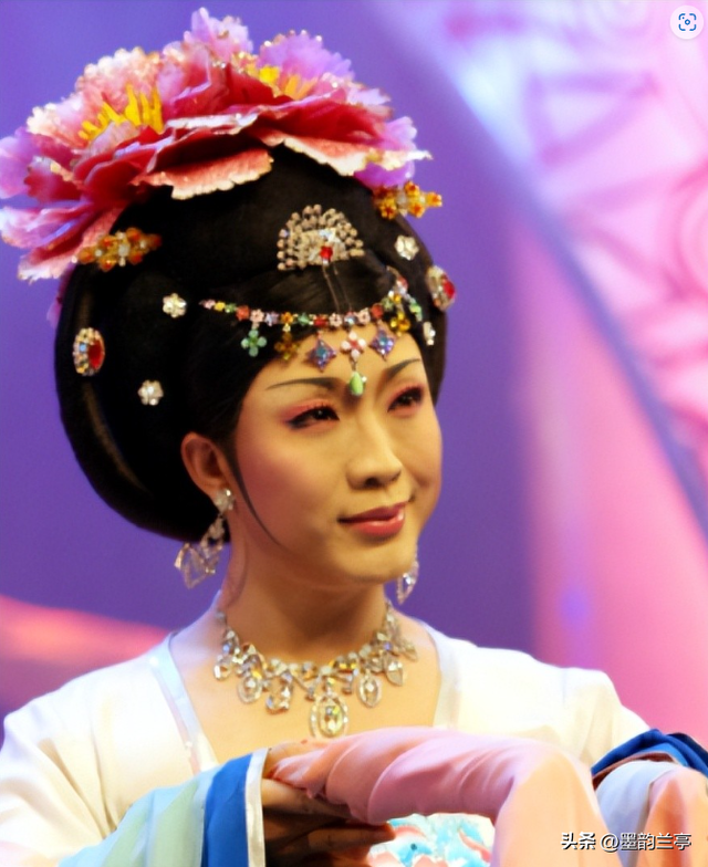 善恶终有报！47岁“跌落神坛”的李玉刚	，终是活成了“跳梁小丑	”