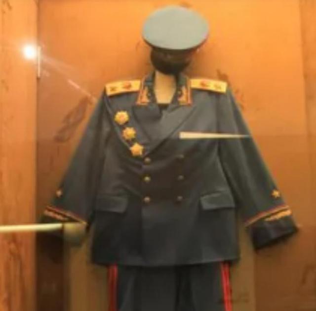 55年毛主席拒绝大元帅军衔，笑问周总理：你的元帅军衔还要不要评