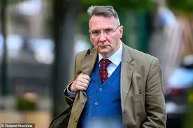 前BBC主播付费让菲律宾儿童为他脱衣表演，被判入狱八年图片