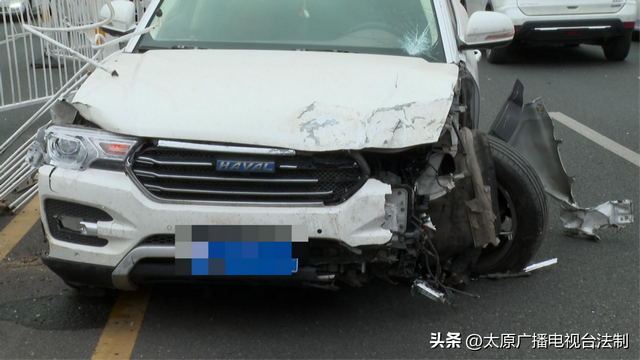 太原突发车祸 车辆被撞飞3个车道