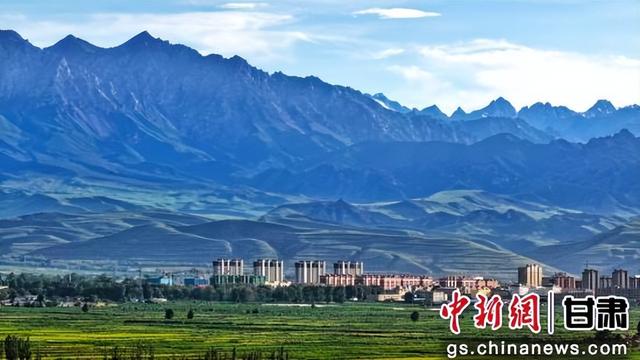 甘肃民乐：高原小城与祁连山同框 共绘灵动西北画卷