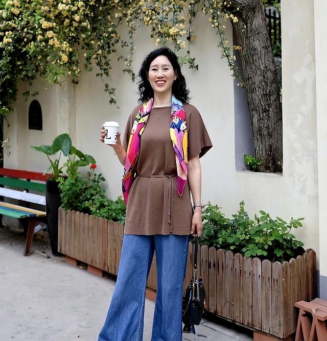 这是我见过穿得最高级的55+女人，不穿廉价装	，衣简利落，太气质