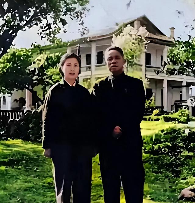 韩先楚夫人有多美？这是1970年留影	，她50岁，皮肤白皙，气质非凡