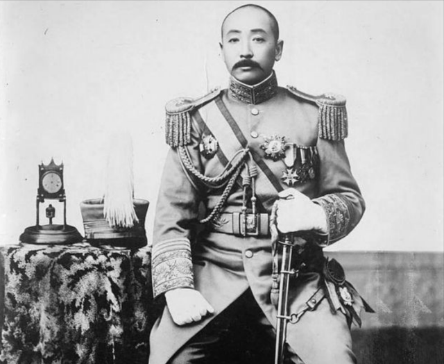 晚清大内高手给许世友表演武功，全场大惊，许世友大喊：看我的！