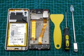 “戒网手机”吃灰两年后竟然鼓包：海信A5墨水屏手机更换电池复活图片