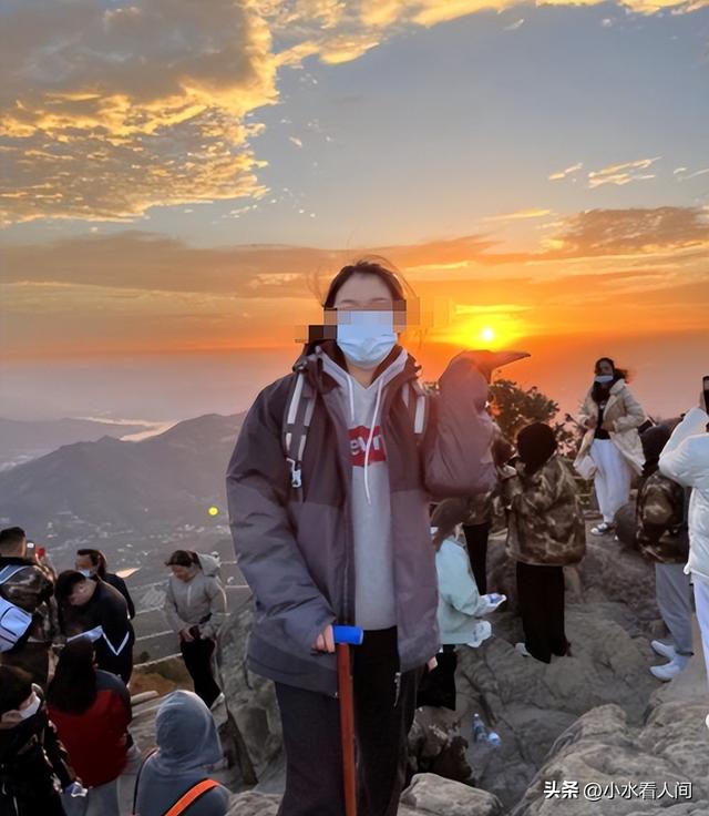 噩耗传来！28岁李小龙夜爬泰山遇难，遗体靠近出口，本想国庆相亲
