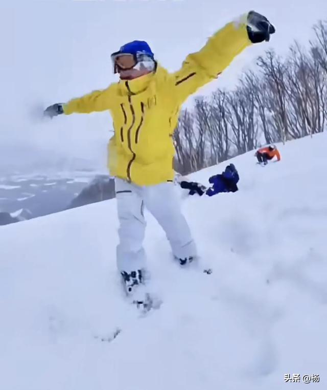 37岁王思聪日本滑雪场现身！五位美女同行个个窈窕	，越活越年轻了