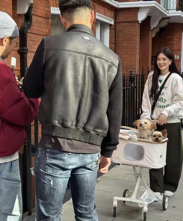 杜海涛和老婆沈梦辰现身英国伦敦街头,有钱人现在很多都出国了