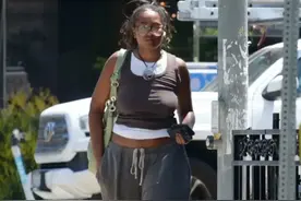 奥巴马180斤小女儿近照曝光，穿露脐装自信，23岁却邋遢得像大妈图片