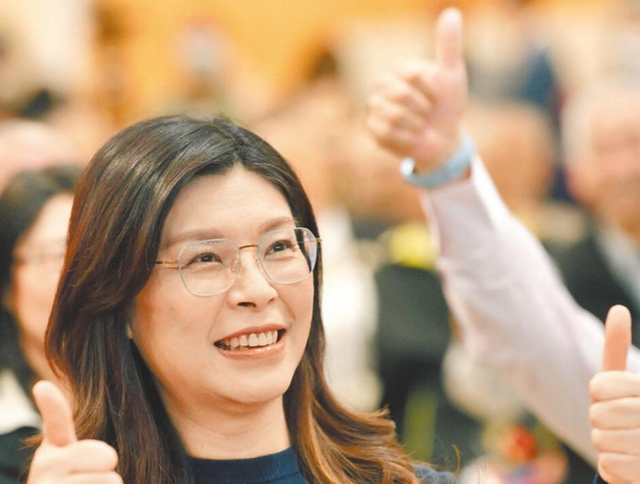 郑丽文呼吁大陆	，共同对付民进党，若无大陆相助，很难下架民进党