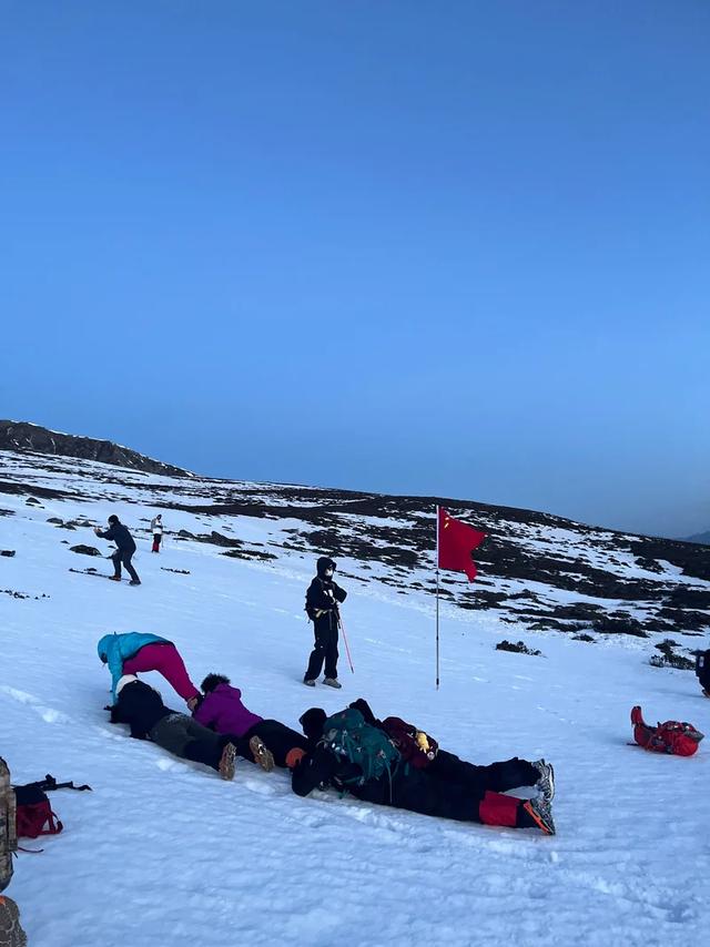 国庆“牛马”扎进山！不挤5A景区，年轻人徒步团爆满！