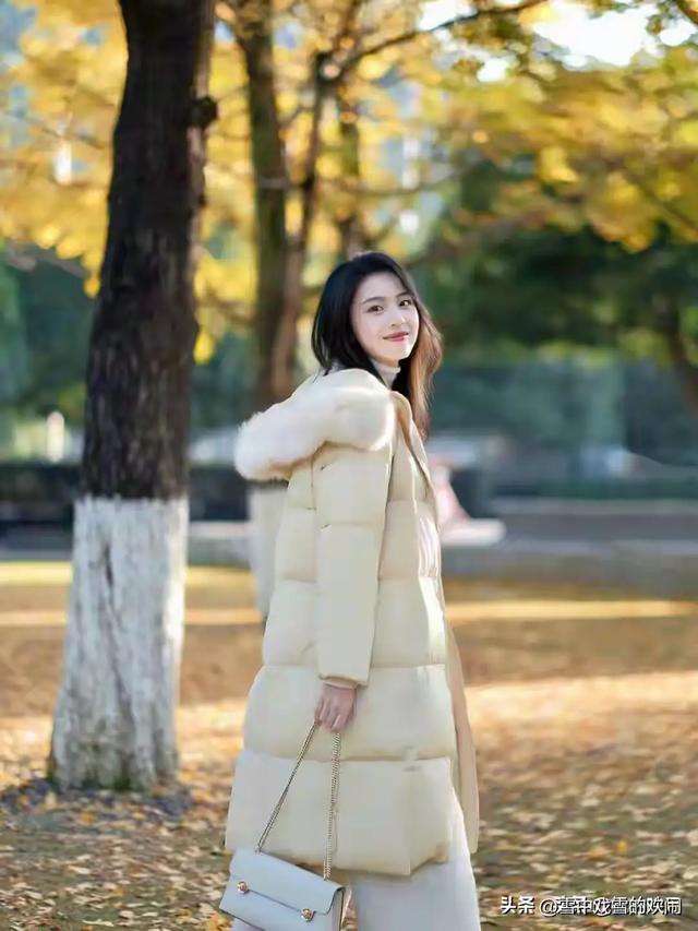 河南郑州一校花好漂亮， 身高168cm体重46kg ，美的让人移不开眼