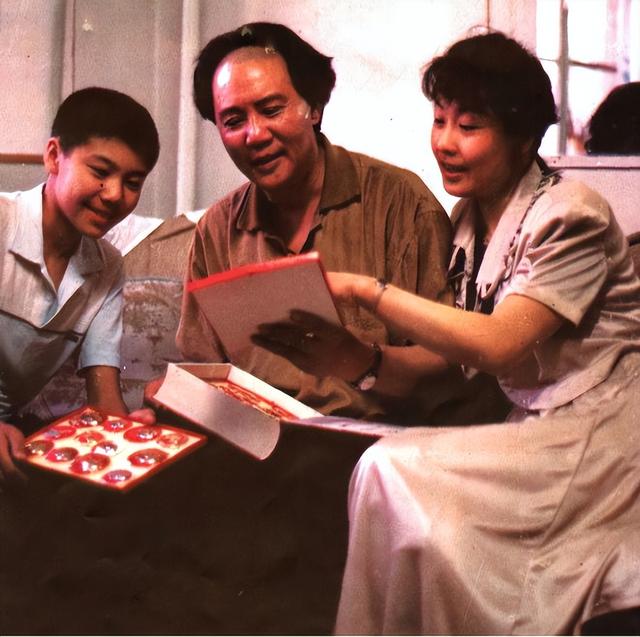 杨尚昆第一次见到古月，不高兴地说：“你一点都不像毛主席”！