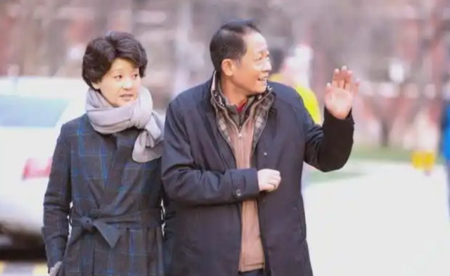 演都不演了！徐帆回应离婚后，冯小刚和养女双双撕下她的“体面”