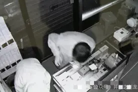 凌晨“光顾”手机店 “三名顾客”被拘留图片