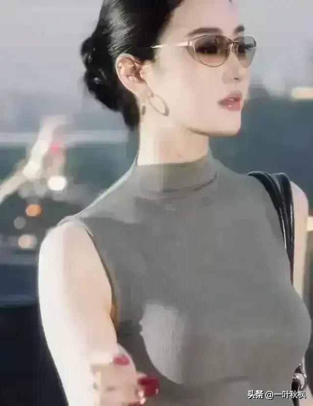 她是我见过最有气质的女子	，干净得像一汪清泉，五官立体堪称绝色