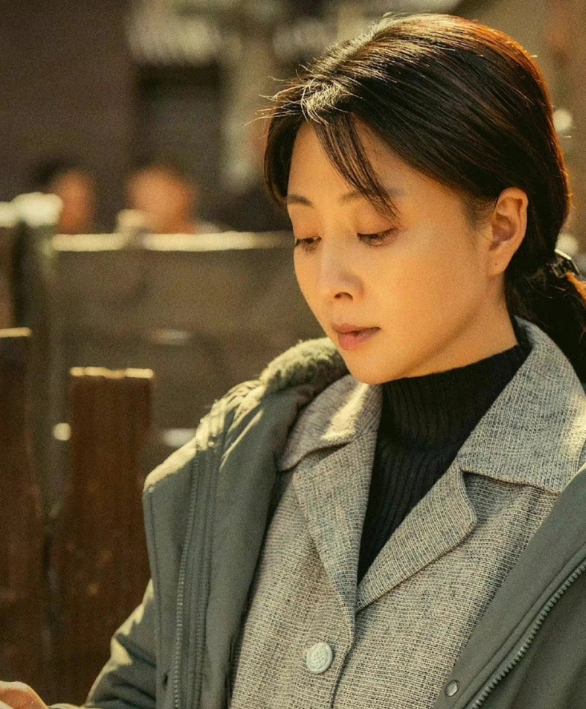 她是演员中的富婆，豪车多的开不过来，如今45岁却像妙龄少女
