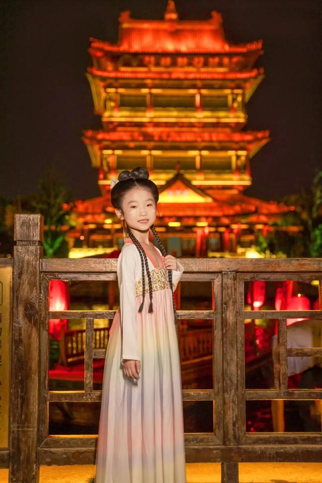 建筑为卷，衣冠作笔丨让飞檐与襦裙共绣华夏图腾！